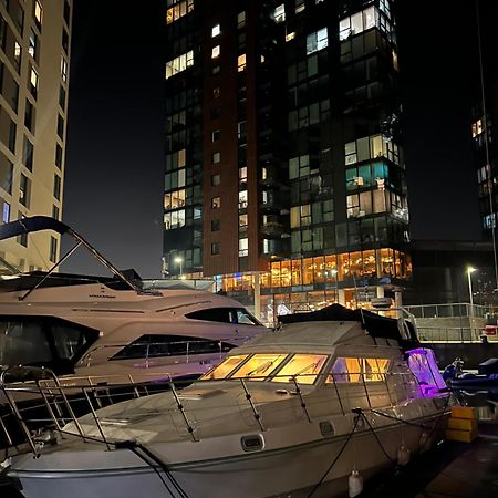 Luxury 40 Foot Yacht On 5 Star Ocean Village Marina Southampton - Minutes Away From City Centre And Cruise Terminals - Free Parking Included Екстер'єр фото