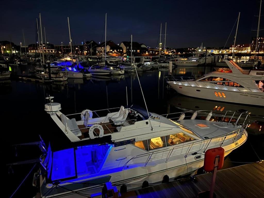 Luxury 40 Foot Yacht On 5 Star Ocean Village Marina Southampton - Minutes Away From City Centre And Cruise Terminals - Free Parking Included Екстер'єр фото