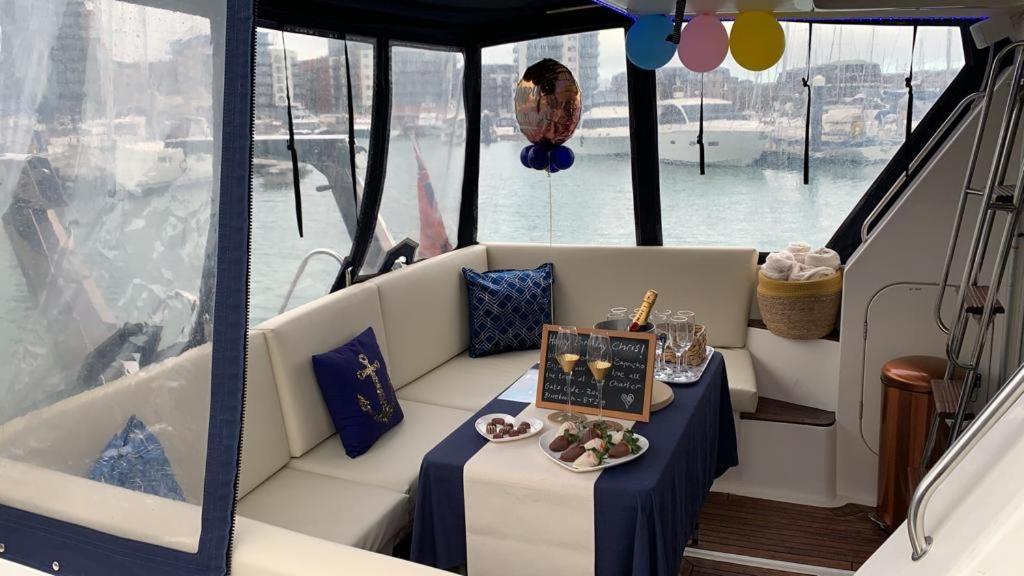 Luxury 40 Foot Yacht On 5 Star Ocean Village Marina Southampton - Minutes Away From City Centre And Cruise Terminals - Free Parking Included Екстер'єр фото