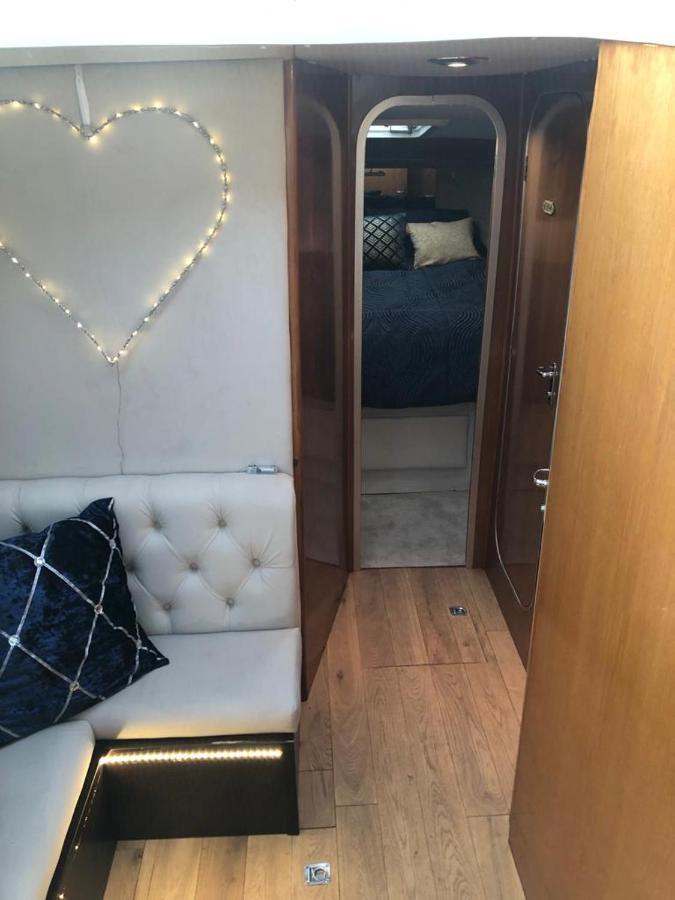 Luxury 40 Foot Yacht On 5 Star Ocean Village Marina Southampton - Minutes Away From City Centre And Cruise Terminals - Free Parking Included Екстер'єр фото