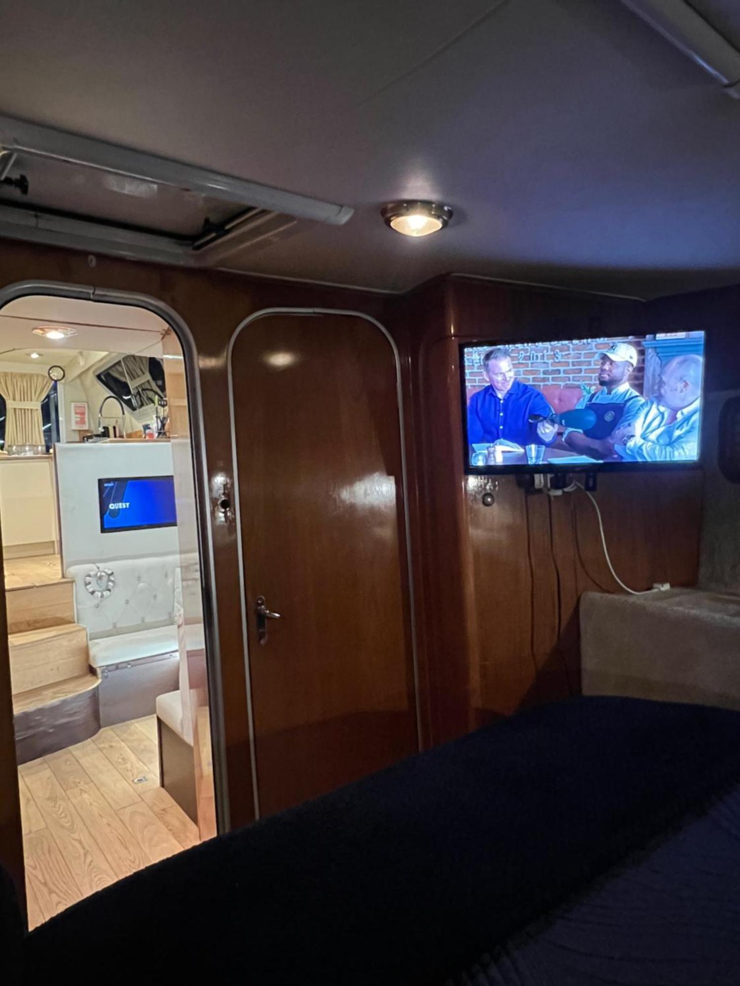 Luxury 40 Foot Yacht On 5 Star Ocean Village Marina Southampton - Minutes Away From City Centre And Cruise Terminals - Free Parking Included Екстер'єр фото